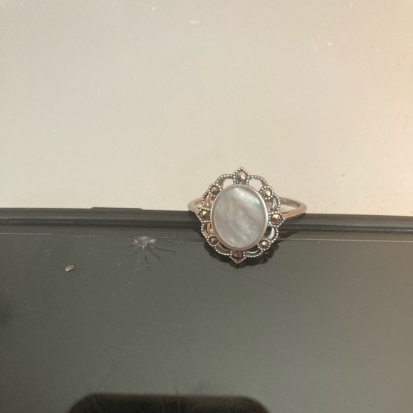 Avon SS Mother of Pearl marquisette ring - Picture 1 of 3